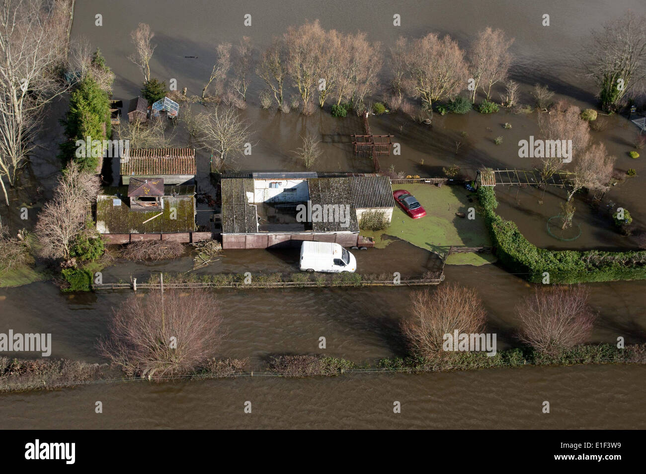 Luftaufnahme von einem überfluteten Haus am Somerset-Ebenen Stockfoto