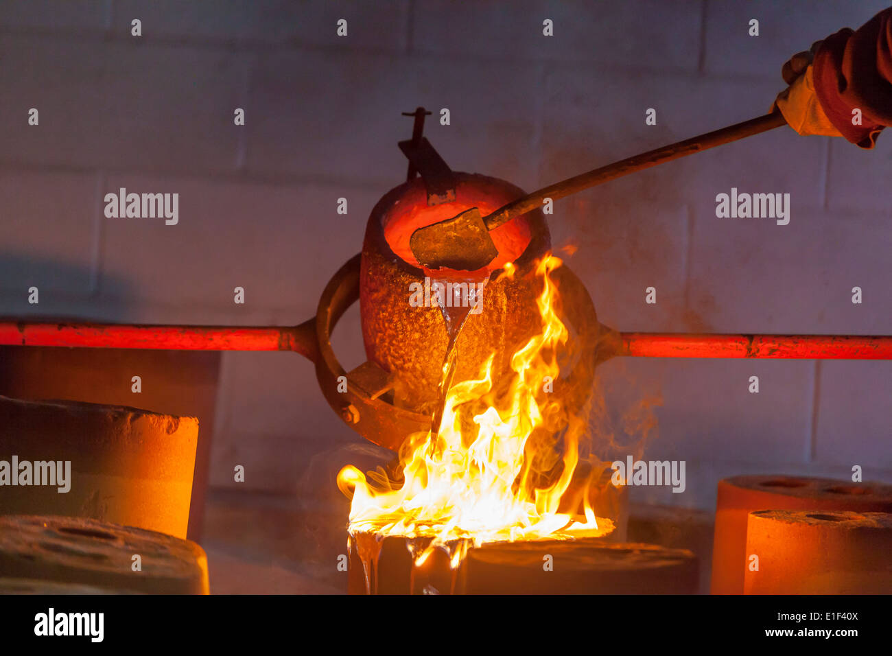 Strömenden Aluminiumschmelze, eine Skulptur zu machen. Stockfoto