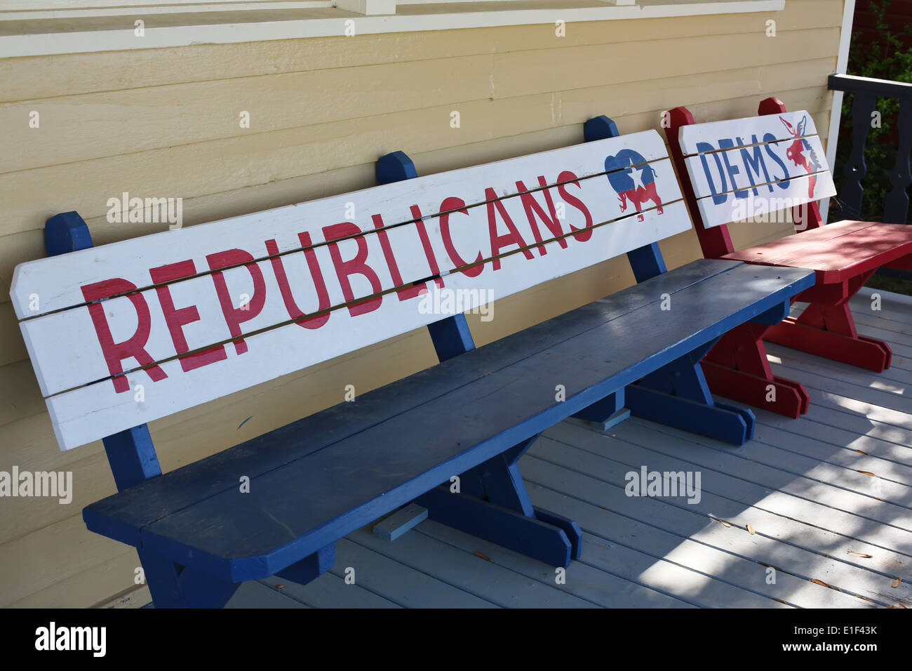 Humorvolle Bänke ein pro-republikanische Statement, bei Red Oak II in Carthage, Missouri. Stockfoto