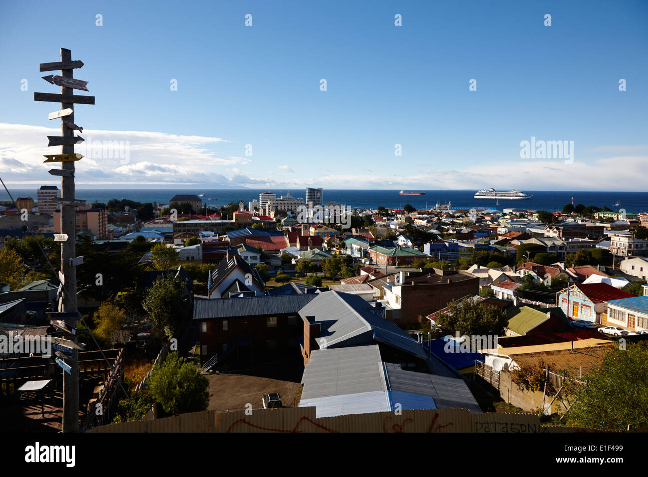 Entfernung Marker Wegweiser la Cruz Aussichtspunkt in Punta Arenas, Chile Stockfoto