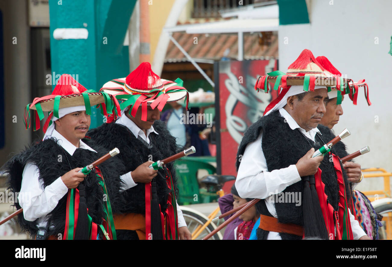 Beamte in traditioneller Tracht Markt Sonntag San Juan Chamula Chiapas-Mexiko Stockfoto