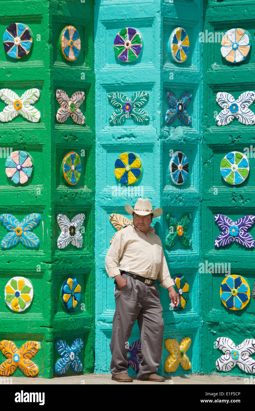 Indischer Mann infront von dekorativen Eingang zur San Juan Chamula Kirche Chiapas-Mexiko Stockfoto