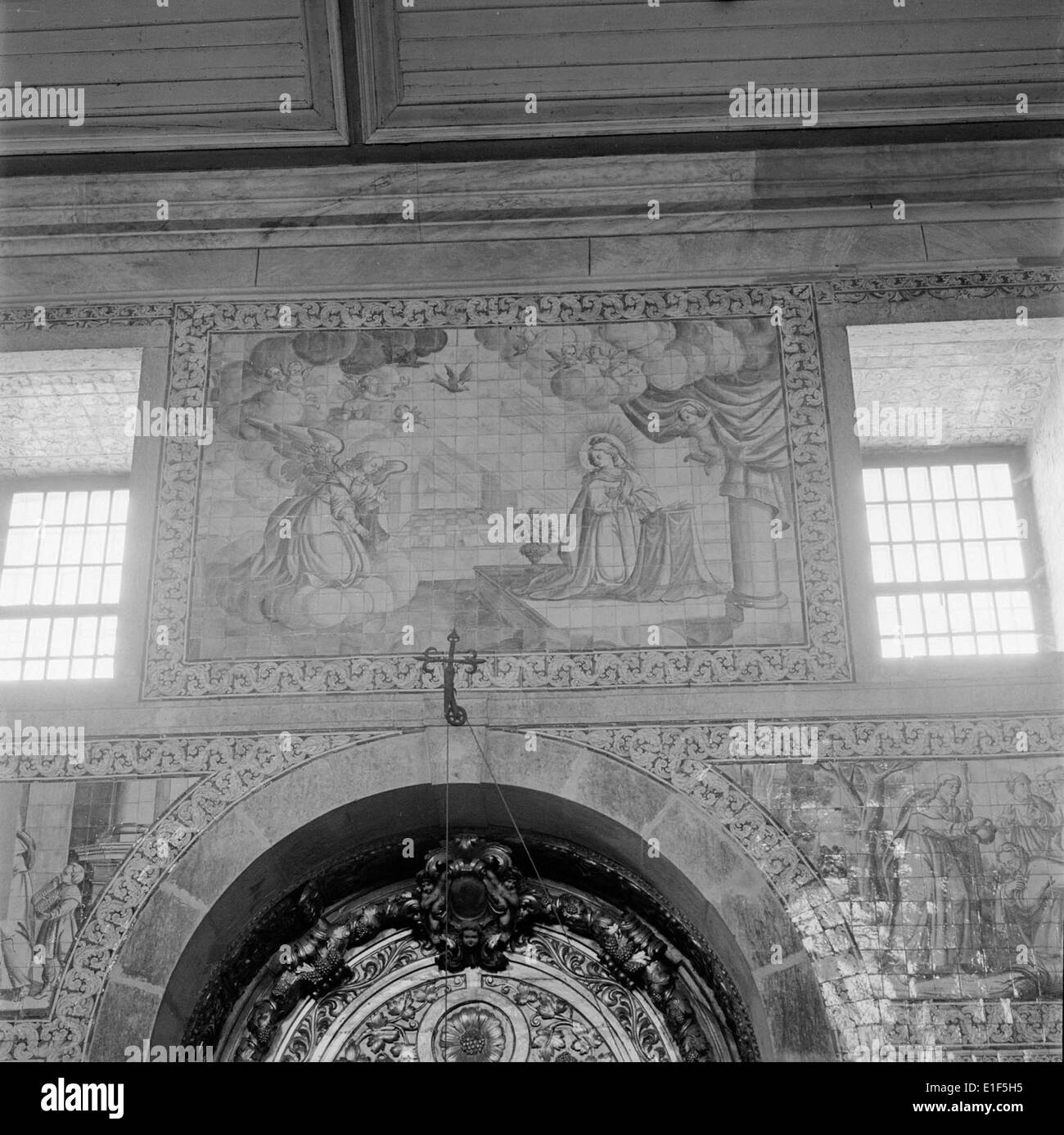 Igreja Matriz de Samora Correia in Portugal ist eine historische Kirche, die für ihre religiöse und architektonische Bedeutung bekannt ist und die Hingabe und das Erbe der Region widerspiegelt. Stockfoto