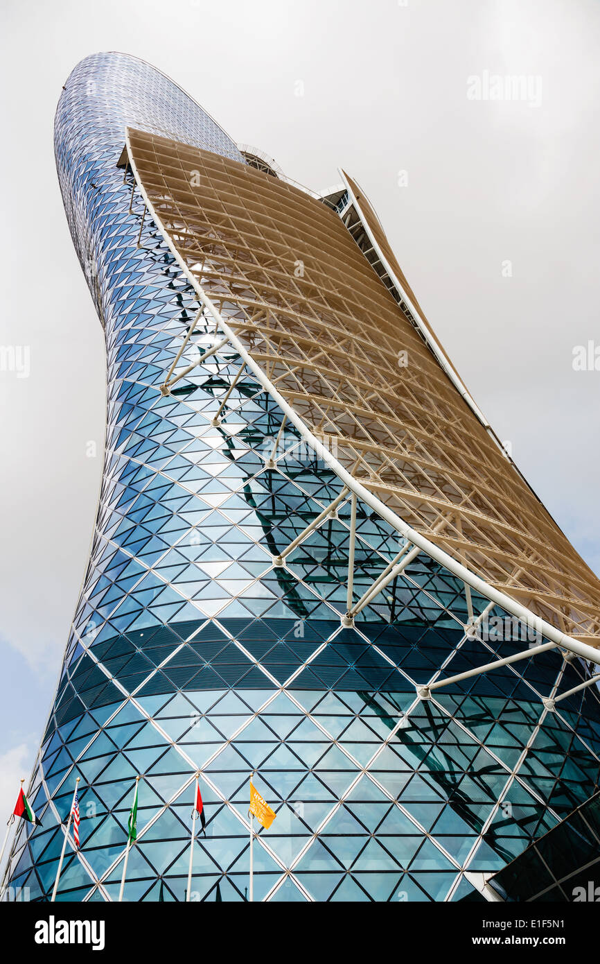 Der Capital Gate Tower in Abu Dhabi Stockfoto