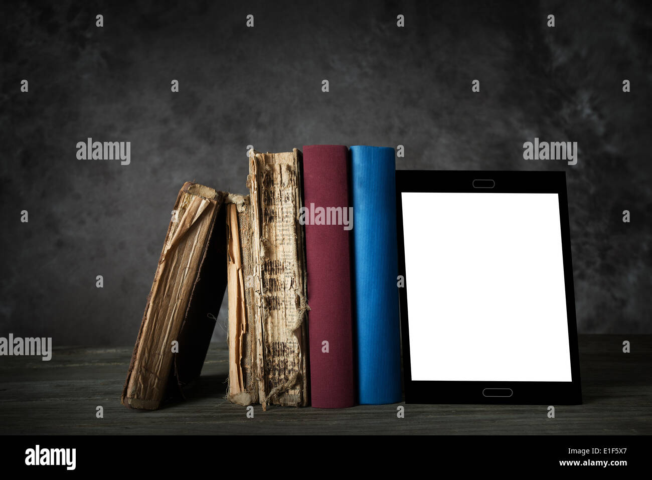 "Evolution des Lesens" - Konzept - alte vergilbte Bücher, neue Bücher und eine selbst entworfene e-Reader mit leeres Display (für Ihren Text) Stockfoto