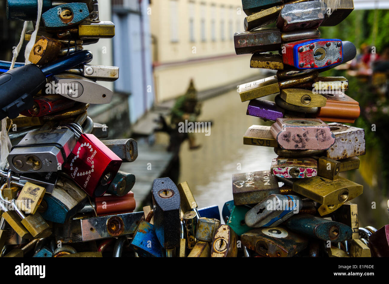 Liebesschlösser auf einer Brücke Zaun in Prag vertreten sicher Freundschaft und Romantik gesperrt Stockfoto