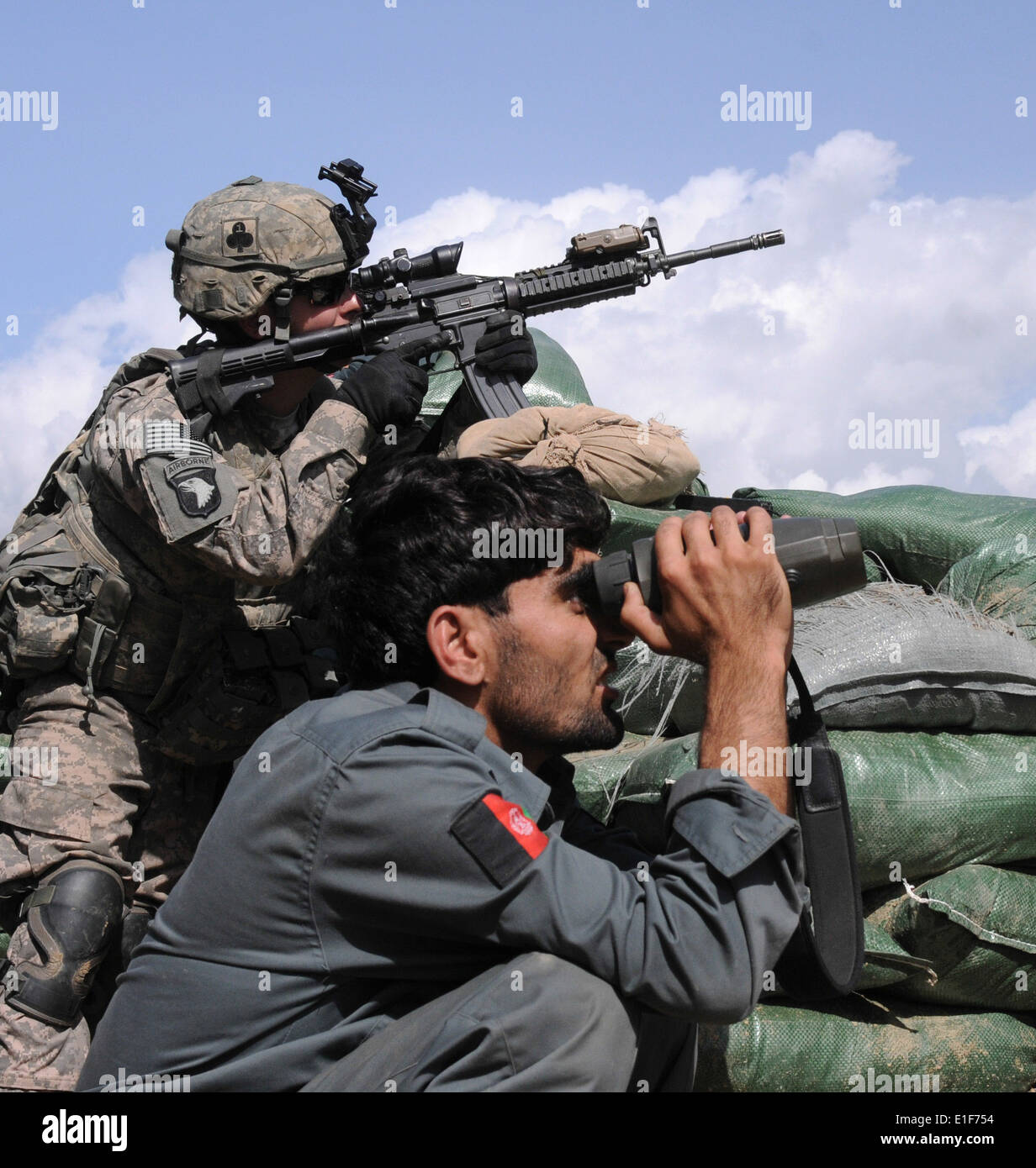 US-Armee Pfc. Ryan L. Carson, Mitglied der Gesellschaft-Intelligenz-Support-Team von Alpha Company, 1. Bataillon, 327th Infantr Stockfoto