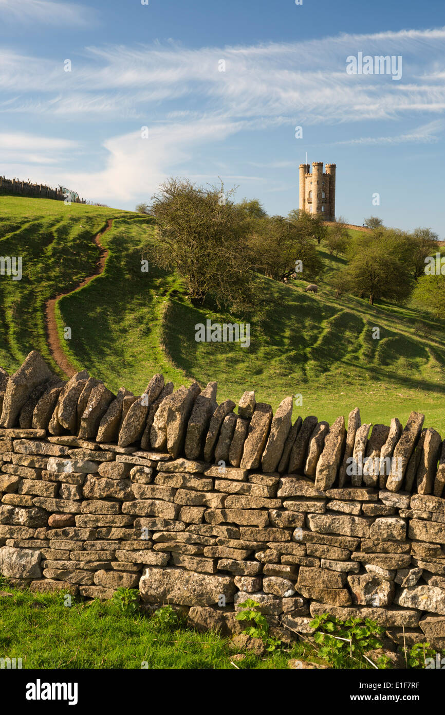 Broadway Tower und Trockenmauer Stockfoto