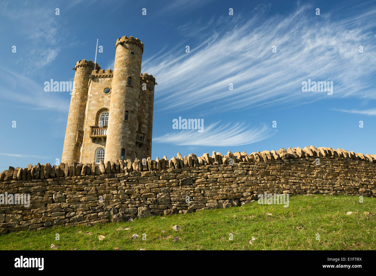 Broadway Tower und Trockenmauer Stockfoto