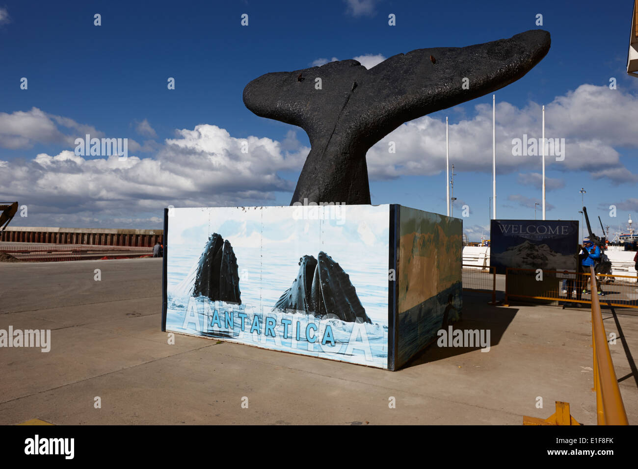 Dummy Humpback Whale Tail Modell in Punta Arenas Port Chile Stockfoto