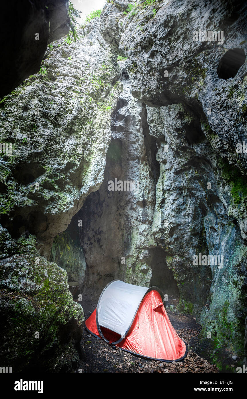 Zelt in Höhle, extreme camping für Kletterer, Jura, Polen Stockfoto