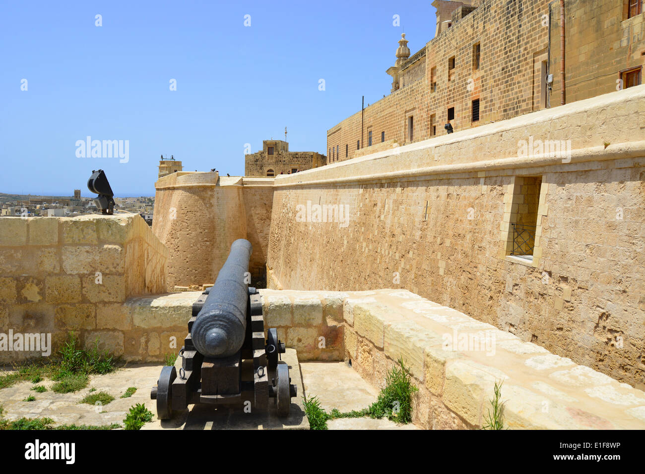 Messingkanone von Mauern der Citadella, Città Victoria, Gozo (Ghawdex), Gozo und Comino Bezirk, Gozo Region, Republik Malta Stockfoto