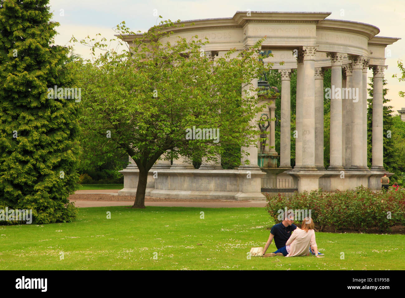 Großbritannien, Wales, Cardiff, Cathays Park, Menschen, Stockfoto