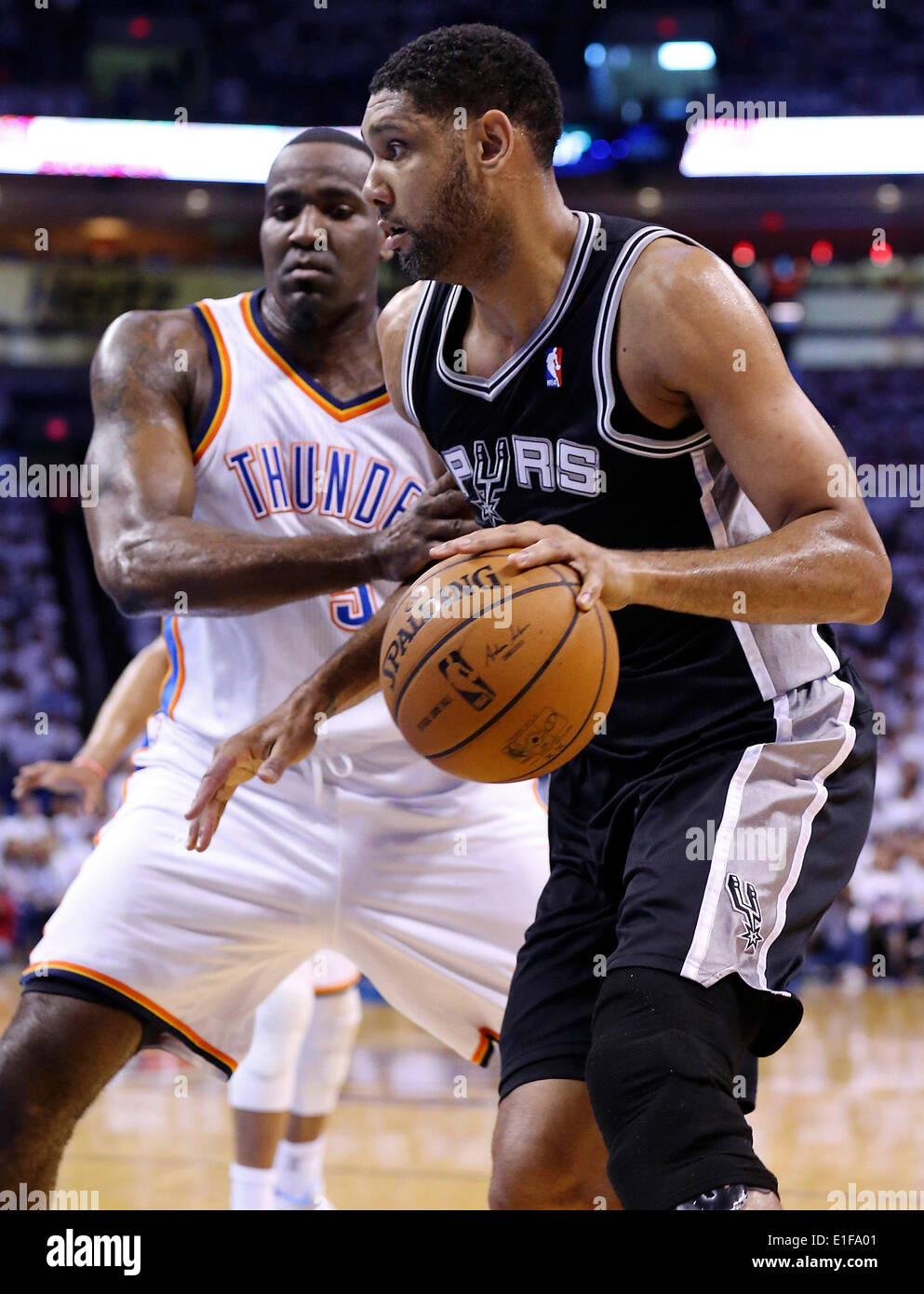 31. Mai 2014 sucht Raum um Oklahoma City Thunder Kendrick Perkins während der ersten Hälfte Aktion in Spiel 6 der Western Conference Finals Samstag, 31. Mai 2014 in Chesapeake Energy Arena in Oklahoma City, OK - Oklahoma City, OKLAHOMA, USA - San Antonio Spurs Tim Duncan. (Kredit-Bild: © San Antonio Express-News/ZUMAPRESS.com) Stockfoto