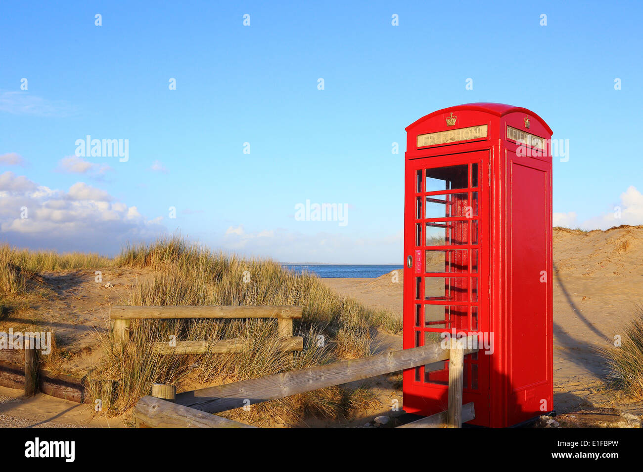 Kultigen roten Telefonzelle am Strand von Studland Bay, England Stockfoto