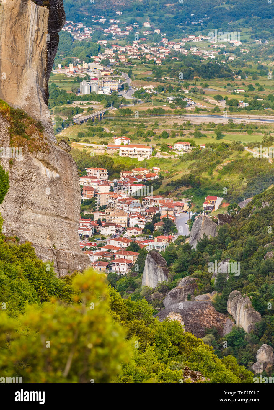 Kalambaka Stadt in Griechenland unter den Meteora-Felsen, was bedeutet "in Luft ausgesetzt" Stockfoto