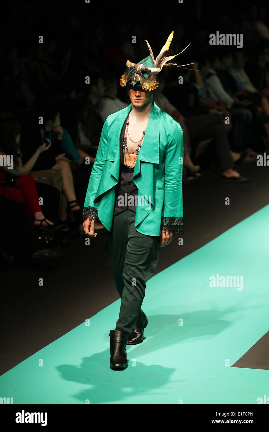 Ein Modell stellt eine Kreation von Gerry Katigbak während der philippinischen Fashion Week an der SMX Convention Center Pasay City, Manila am 31. Mai 2014 statt. 50 Filipino Designer präsentierten ihre neuesten Kollektionen von Freizeitkleidung bis hin zu Abendkleidung Ensembles. 31. Mai 2014. © Mark Cristino/NurPhoto/ZUMAPRESS.com/Alamy Live-Nachrichten Stockfoto