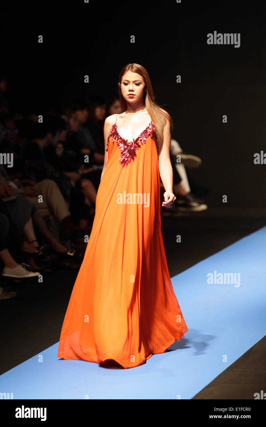 Ein Modell stellt eine Kreation von Eric Delos Santos während der philippinischen Fashion Week an der SMX Convention Center Pasay City, Manila am 31. Mai 2014 statt. 50 Filipino Designer präsentierten ihre neuesten Kollektionen von Freizeitkleidung bis hin zu Abendkleidung Ensembles. 31. Mai 2014. © Mark Cristino/NurPhoto/ZUMAPRESS.com/Alamy Live-Nachrichten Stockfoto