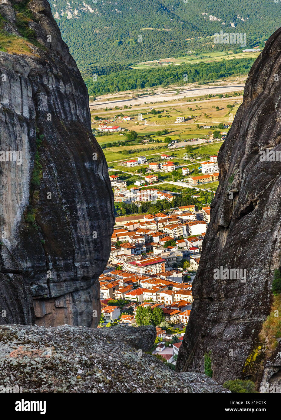 Kalambaka Stadt in Griechenland unter den Meteora-Felsen, was bedeutet "in Luft ausgesetzt" Stockfoto