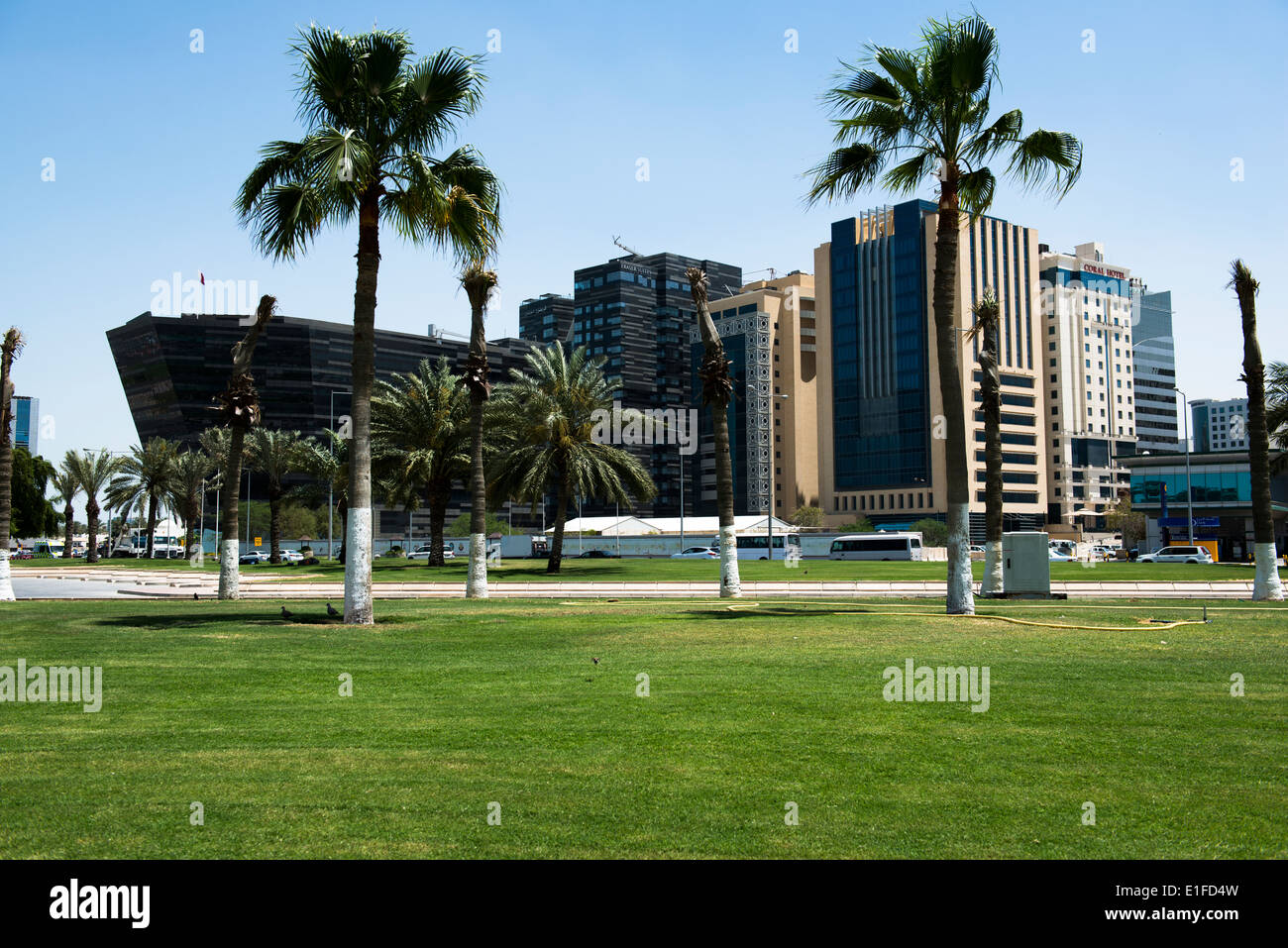 Schöne moderne Gebäude dominieren die Skyline der Stadt von Doha auf beiden Seiten der Bucht. Stockfoto