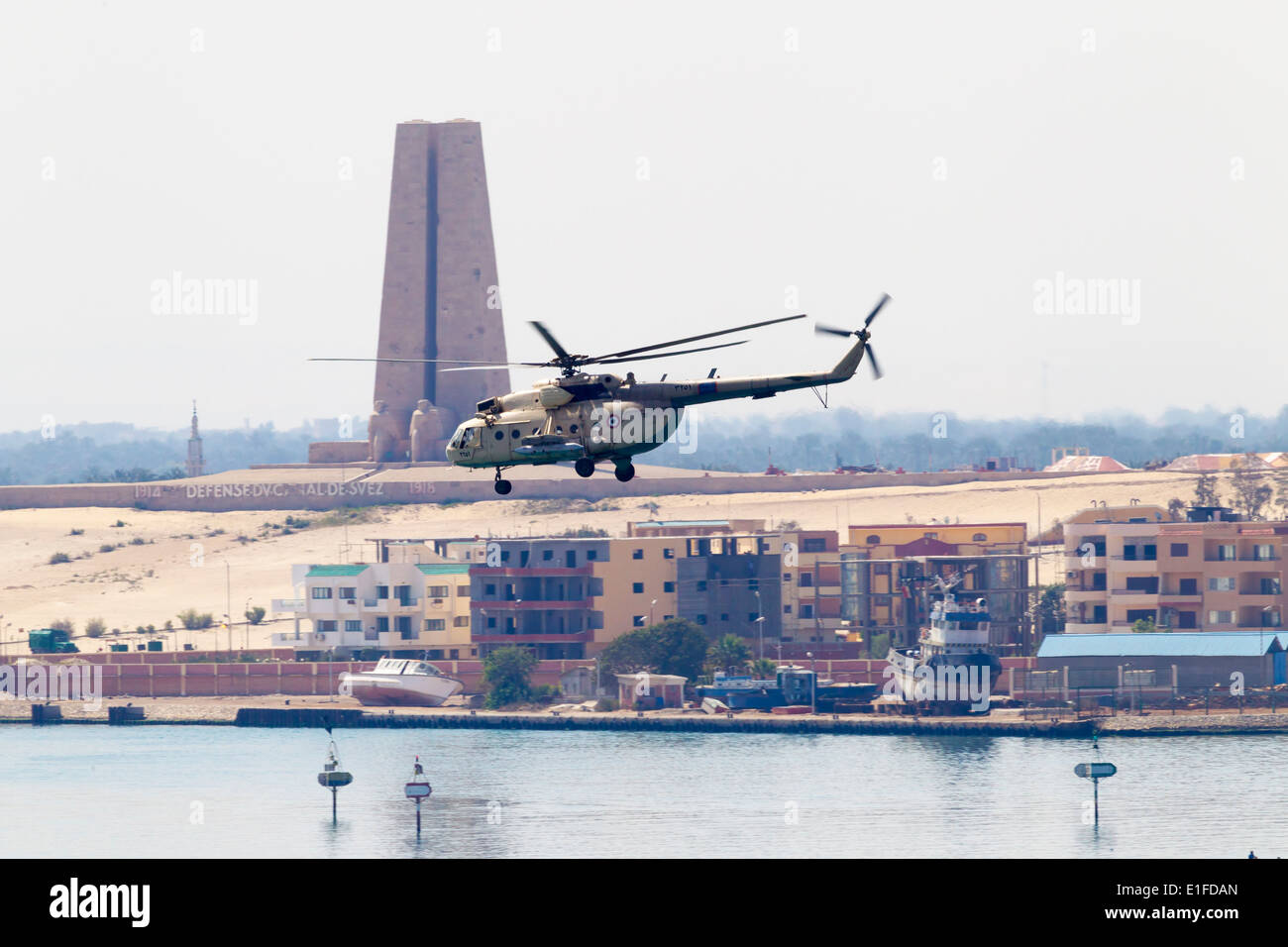 Hubschrauber fliegen der Suezkanal Verteidigung Denkmal Ägypten. Stockfoto