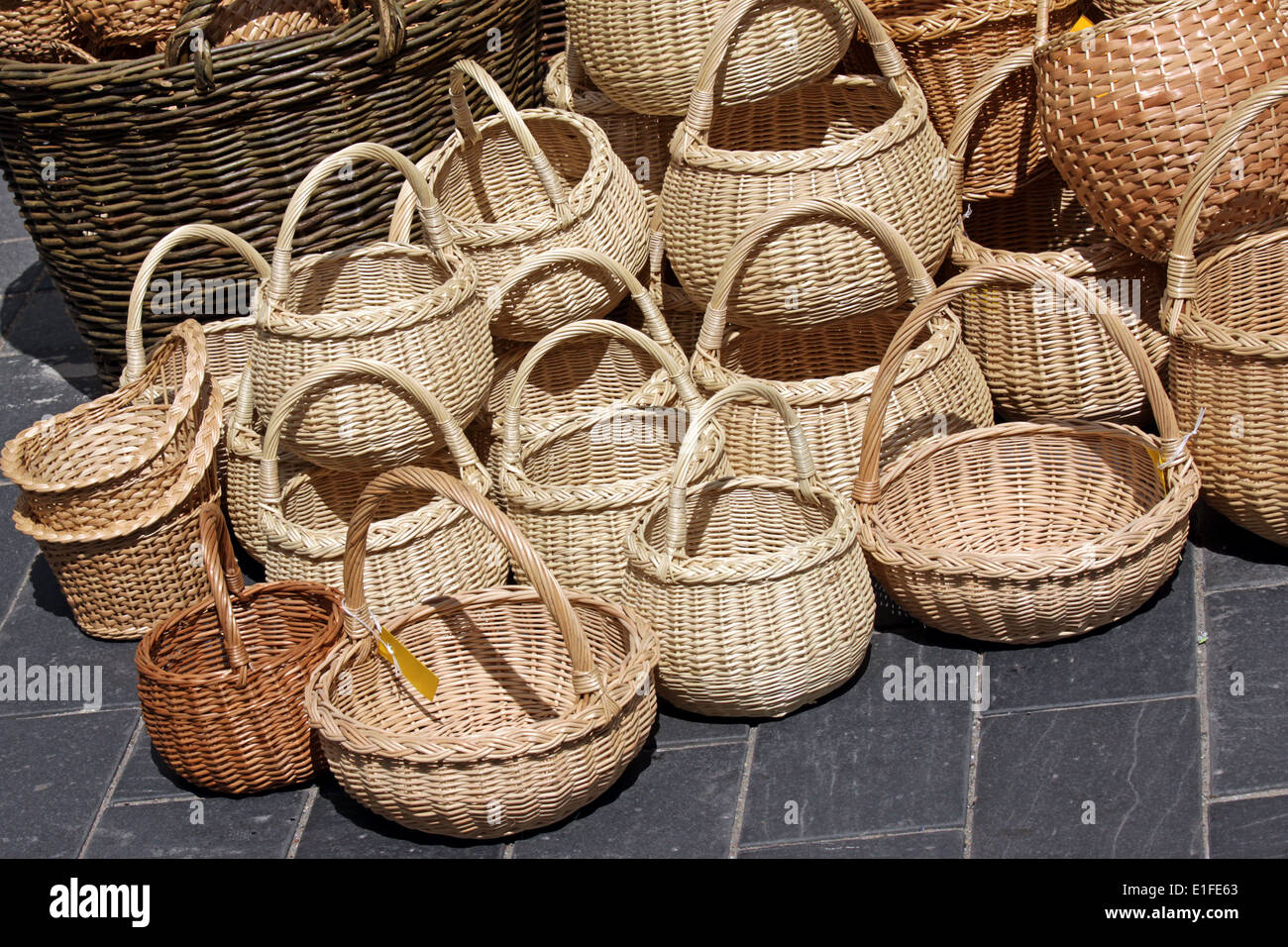 Eine Reihe von traditionellen Weidenkörbe auf der Straße verkaufen Stockfoto