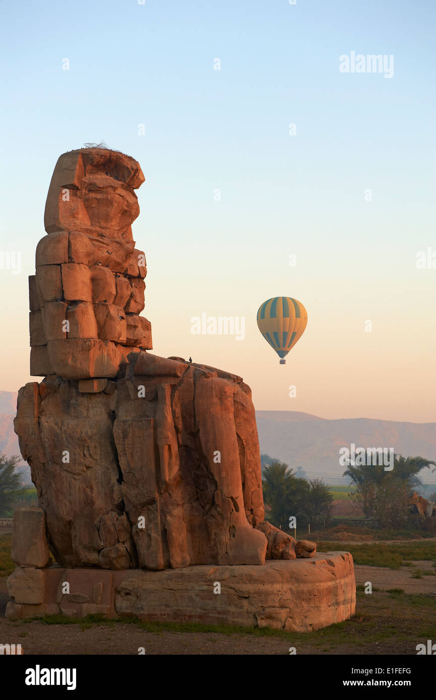 Kolosse von Memnon, geschnitzt, den 18. Dynastie Pharao Amenophis III, West Bank des Nils, Theben, Ägypten zu vertreten Stockfoto