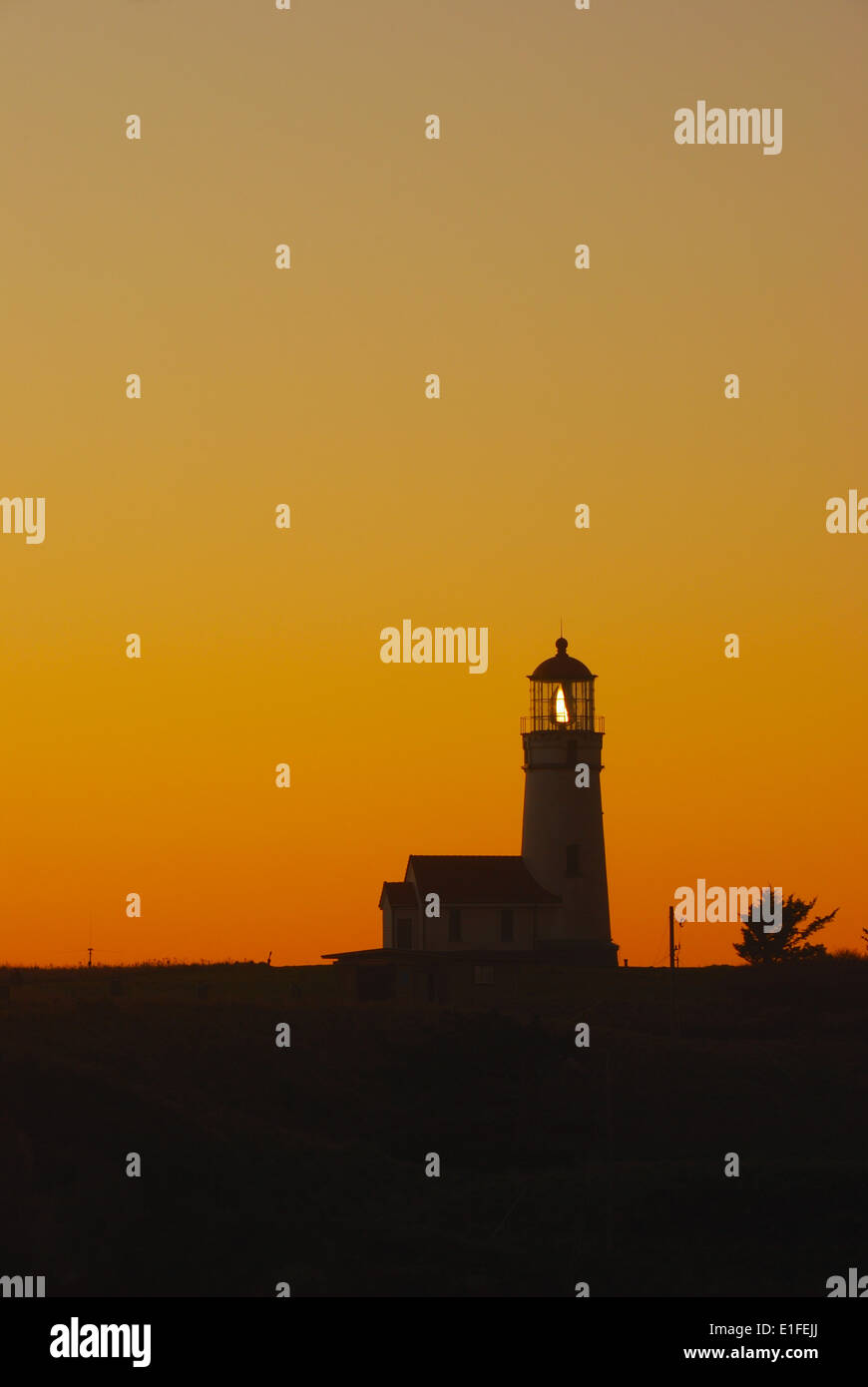 Cape Blanco Lighthouse, 4 Meilen nördlich von Port Orford. Sitzt auf 200 Fuß hohen Klippe oder Cape Blanco und wurde im Jahre 1870 gebaut. Stockfoto