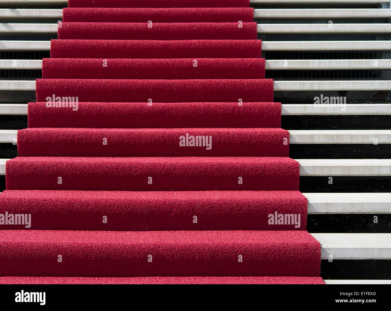 Treppe mit rotem Teppich vor einem hotel Stockfoto