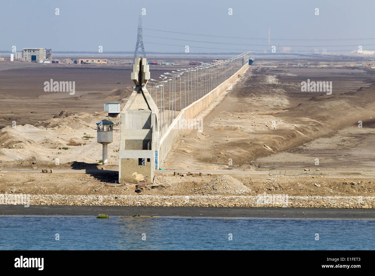 Lange Wand Und Gewolbte Eingang An Der Ostseite Der Suezkanal Agypten Stockfotografie Alamy
