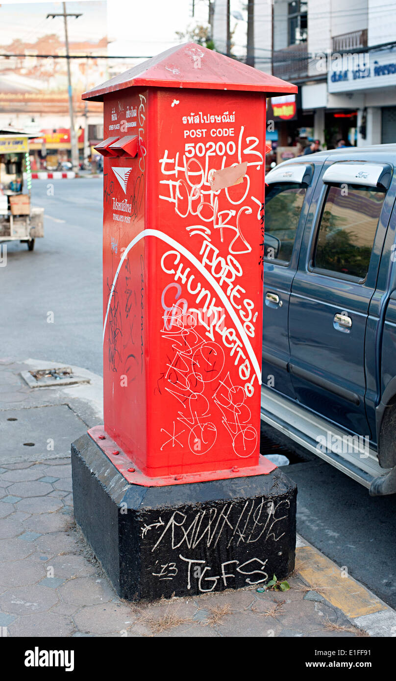 Britischer Stil leuchtend roten Briefkasten in Chiang Mai, Nordthailand Stockfoto
