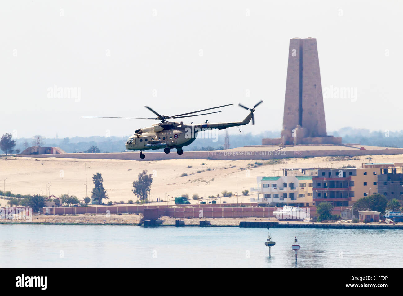 Hubschrauber fliegen der Suezkanal Verteidigung Denkmal Ägypten. Stockfoto