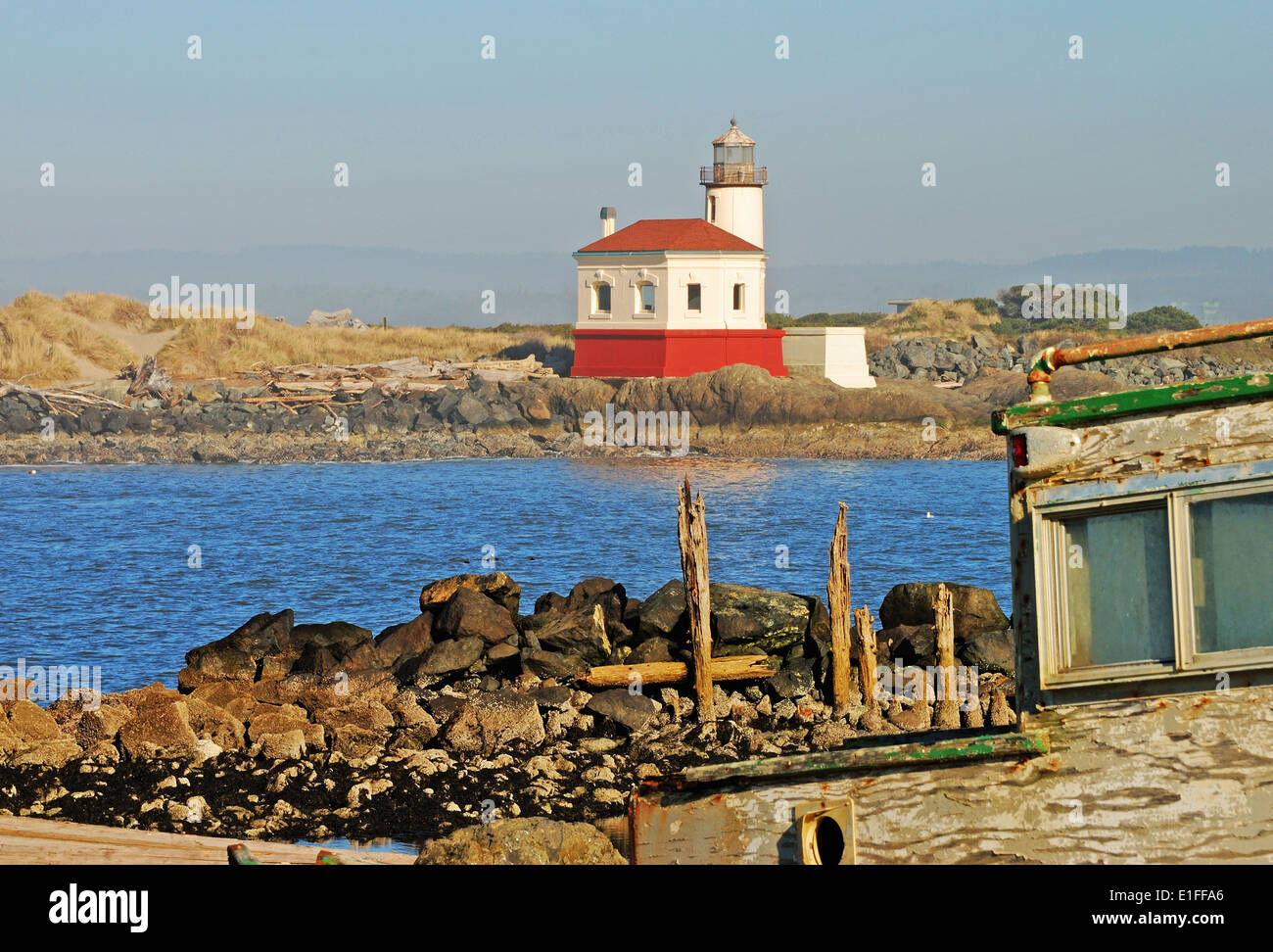 Verbauter Barcaccia und Coquille Fluss Leuchtturm, auch genannt Bandon Licht, im Bullards Beach State Park. Im Jahr 1896 erbaute Stockfoto