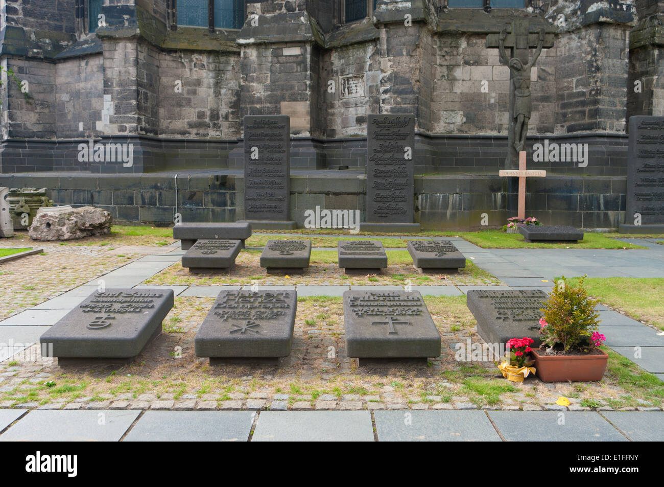 kleinen Friedhof an der Ostseite des Kölner Doms Stockfoto