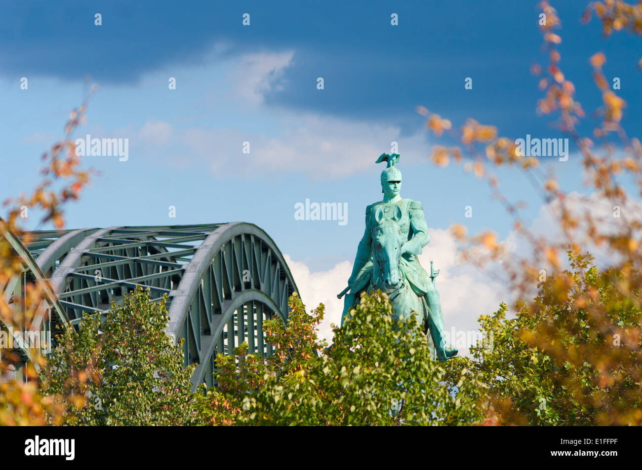 Hohenzollern Brücke und Reiter Statue des Mitglieds der Hohenzollern-Dynastie in Köln, Deutschland Stockfoto