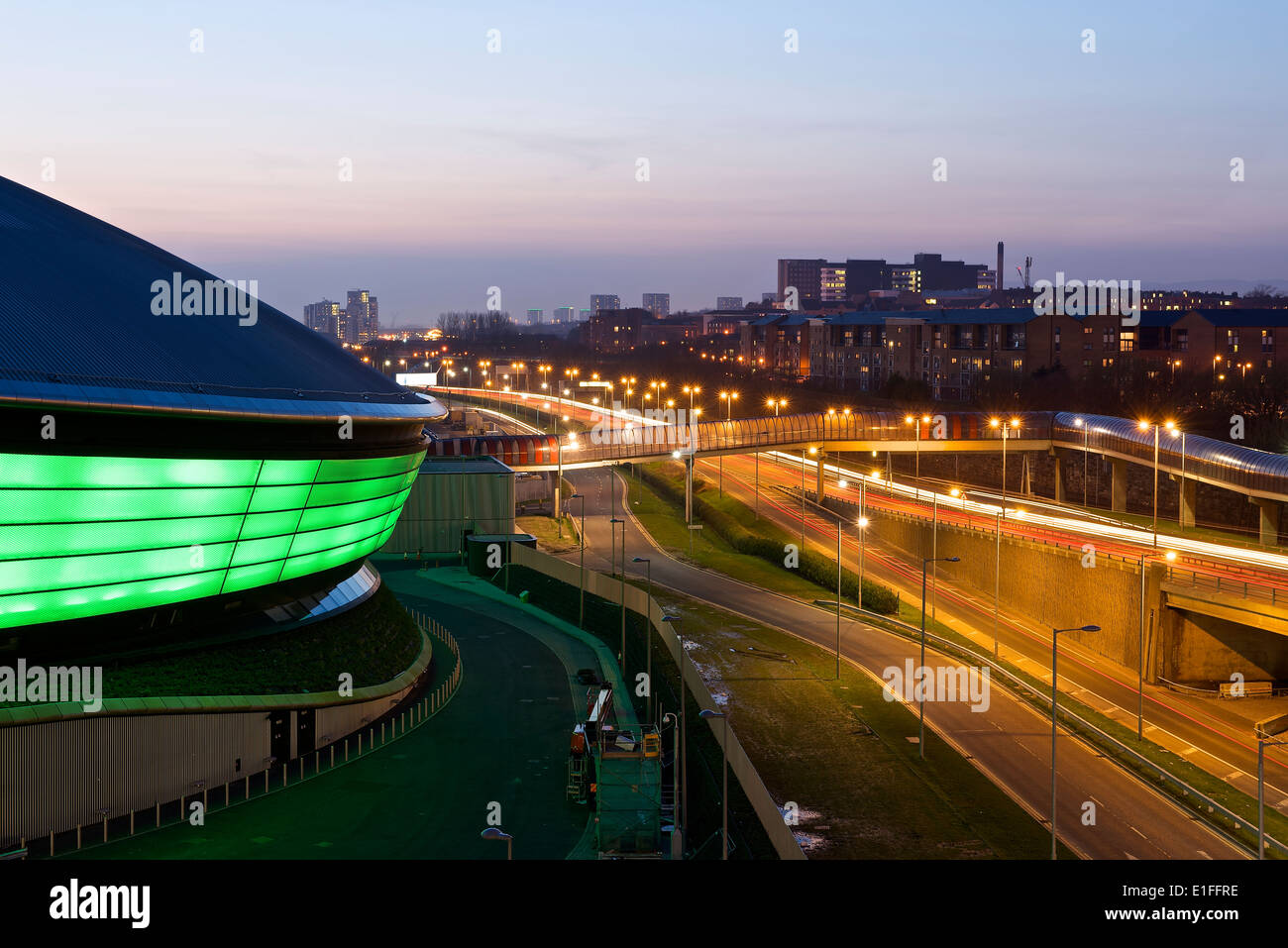 Lichtspuren auf dem Clydeside Expressway in der Abenddämmerung Stockfoto