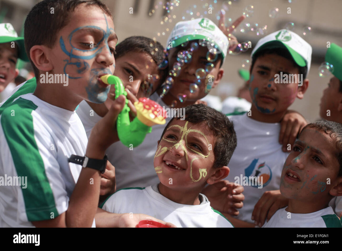 Palästinensische Kinder nehmen Teil in einem Sommerlager am 3. Juni 2014 von der Hamas organisiert. Tausende von Grundschule gehen Studenten im Gazastreifen Hamas Sommerlager, in dem sie an Freizeitaktivitäten teilnehmen und Teilnahme an politischen Demonstrationen in Solidarität mit den palästinensischen Gefangenen in israelischen Gefängnissen gehalten. 3. Juni 2014. Bildnachweis: Majdi Fathi/NurPhoto/ZUMAPRESS.com/Alamy Live-Nachrichten Stockfoto