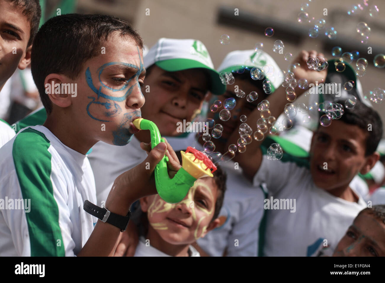 Palästinensische Kinder nehmen Teil in einem Sommerlager am 3. Juni 2014 von der Hamas organisiert. Tausende von Grundschule gehen Studenten im Gazastreifen Hamas Sommerlager, in dem sie an Freizeitaktivitäten teilnehmen und Teilnahme an politischen Demonstrationen in Solidarität mit den palästinensischen Gefangenen in israelischen Gefängnissen gehalten. 3. Juni 2014. Bildnachweis: Majdi Fathi/NurPhoto/ZUMAPRESS.com/Alamy Live-Nachrichten Stockfoto
