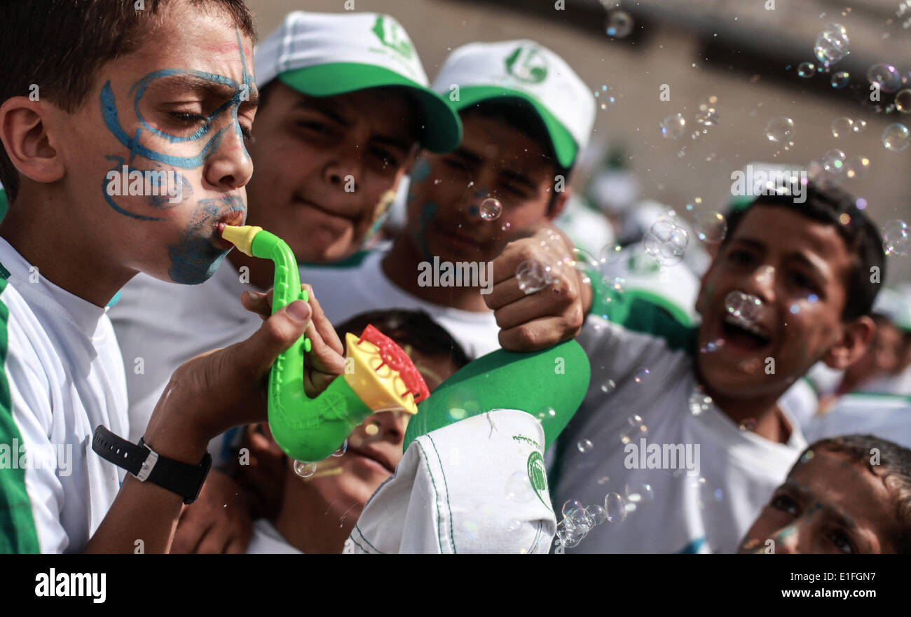 Palästinensische Kinder nehmen Teil in einem Sommerlager am 3. Juni 2014 von der Hamas organisiert. Tausende von Grundschule gehen Studenten im Gazastreifen Hamas Sommerlager, in dem sie an Freizeitaktivitäten teilnehmen und Teilnahme an politischen Demonstrationen in Solidarität mit den palästinensischen Gefangenen in israelischen Gefängnissen gehalten. 3. Juni 2014. Bildnachweis: Majdi Fathi/NurPhoto/ZUMAPRESS.com/Alamy Live-Nachrichten Stockfoto