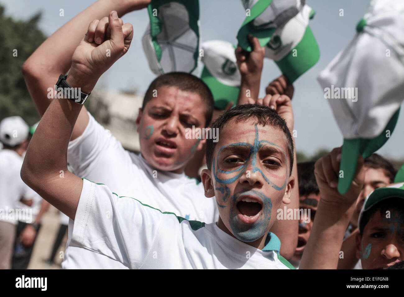Palästinensische Kinder nehmen Teil in einem Sommerlager am 3. Juni 2014 von der Hamas organisiert. Tausende von Grundschule gehen Studenten im Gazastreifen Hamas Sommerlager, in dem sie an Freizeitaktivitäten teilnehmen und Teilnahme an politischen Demonstrationen in Solidarität mit den palästinensischen Gefangenen in israelischen Gefängnissen gehalten. 3. Juni 2014. Bildnachweis: Majdi Fathi/NurPhoto/ZUMAPRESS.com/Alamy Live-Nachrichten Stockfoto
