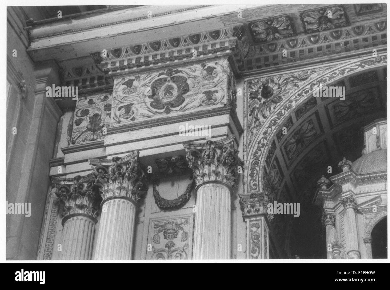 Capela dos Castros in Lissabon ist ein architektonisches Juwel mit barocken Elementen. Es ist Teil des kulturellen Erbes von Lissabon und spiegelt die religiöse und künstlerische Geschichte der Stadt wider, mit Schwerpunkt auf Holzschnitzerei und künstlerischer Dekoration. Stockfoto