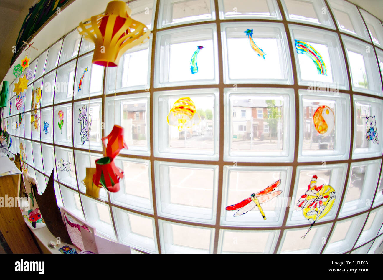 Glas Block Fensterwand mit Glaskunst von Studenten Club Mitglieder Schule Jugend Verein Kindertagesstätte Stockfoto