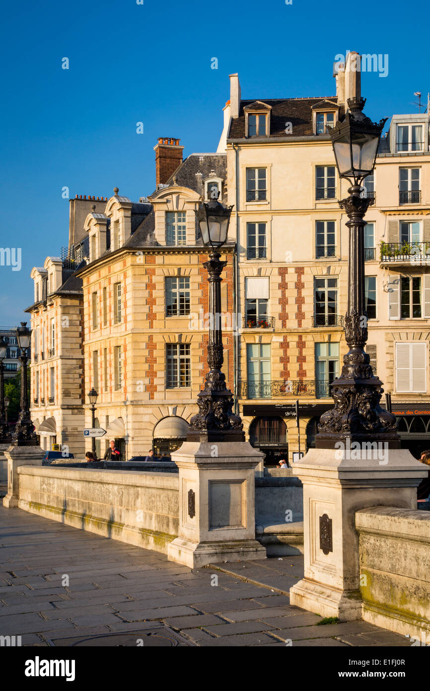 Lampen von Pont Neuf und Gebäuden der Ile-de-la-Cité, Paris Frankreich Stockfoto