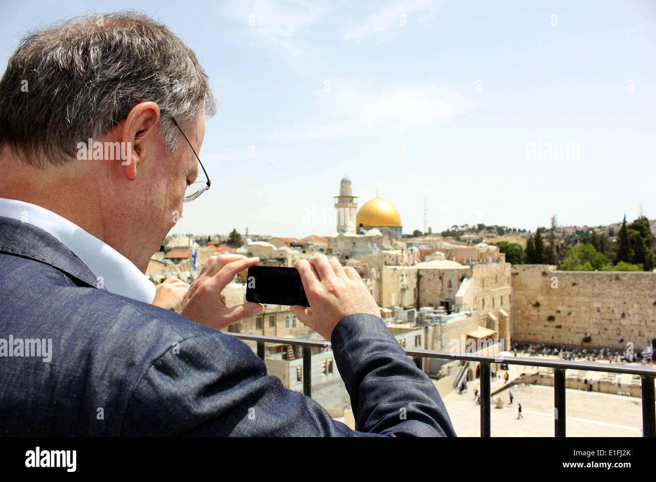 Jerusalem, Israel. 3. Juni 2014. Premiere des unteren Sachsen Stephan Weil nimmt ein Bild mit seinem Smartphone den Felsendom auf dem Tempelberg in Jerusalem, Israel, 3. Juni 2014. Weil ist zu einem zweitägigen offiziellen Besuch in Israel und den palästinensischen Gebieten weisen Funktion als Präsident des Deutschen Bundesrates (FPK). Foto: THOMAS STRUK/DPA/Alamy Live-Nachrichten Stockfoto