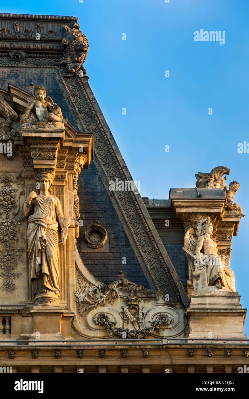 Dachdetails am Musée du Louvre, Paris Frankreich Stockfoto