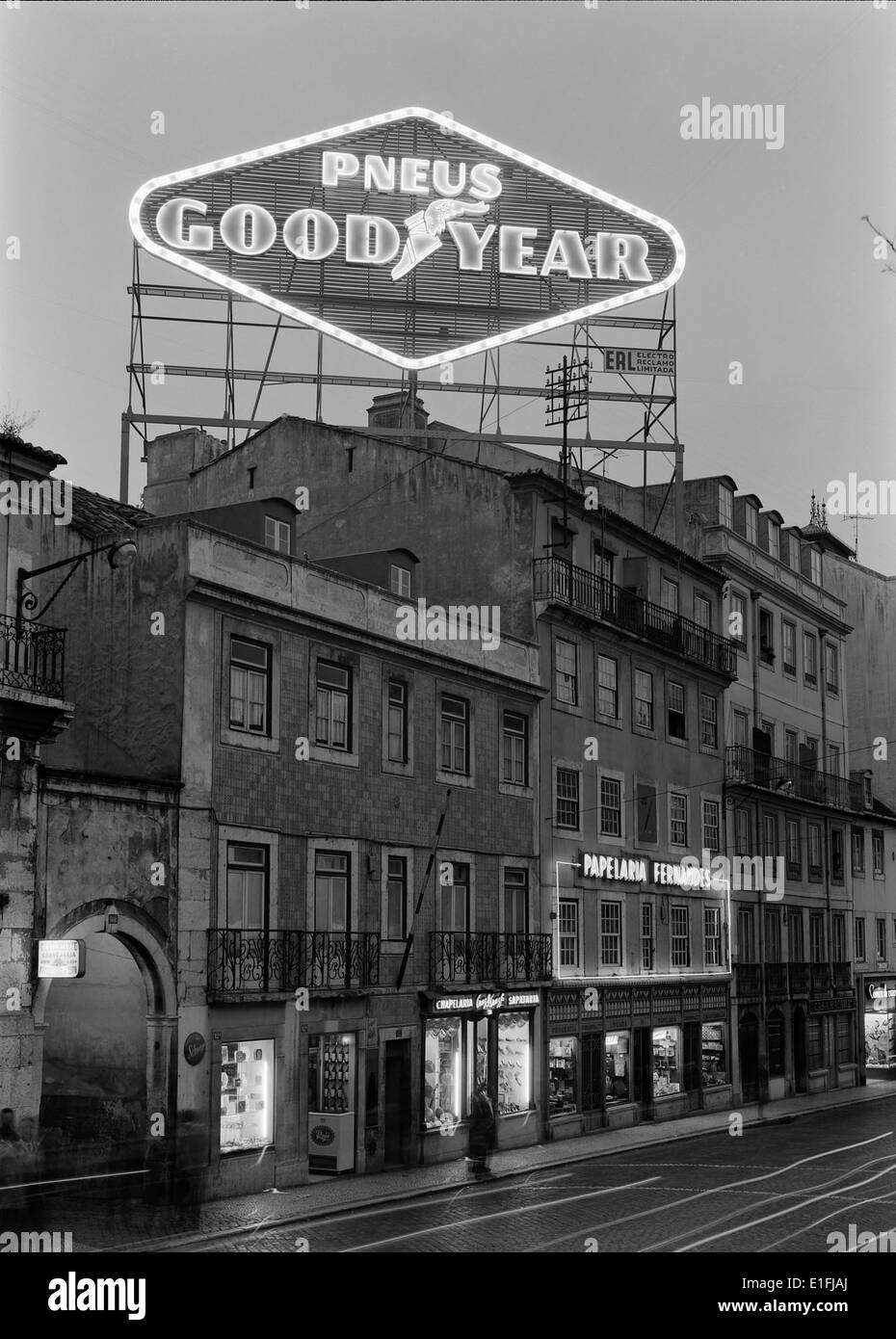 Das Reclame luminoso in Lissabon bezieht sich auf die Leuchtwerbung in der Gegend von Largo do Rato und spiegelt damit Portugals historischen Ansatz für Werbung und Stadtbeleuchtung wider. Stockfoto