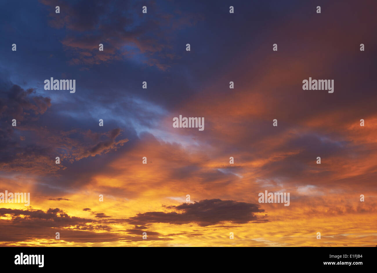 Dämmerungsaktiv Strahlen einer aufgehenden Sonne und dramatischer Himmel Stockfoto