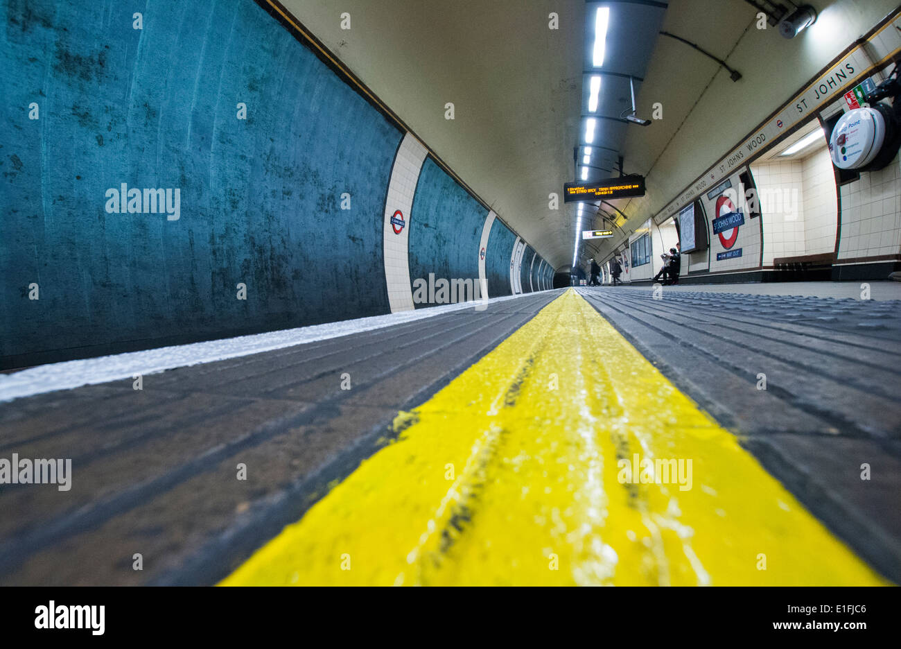 Bodenhöhe Schuss von St. Johns Wood Station auf der London Underground, England UK Stockfoto