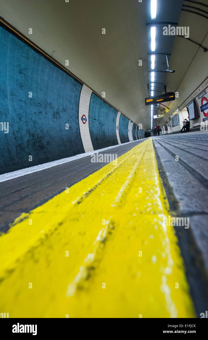 Bodenhöhe Schuss von St. Johns Wood Station auf der London Underground, England UK Stockfoto