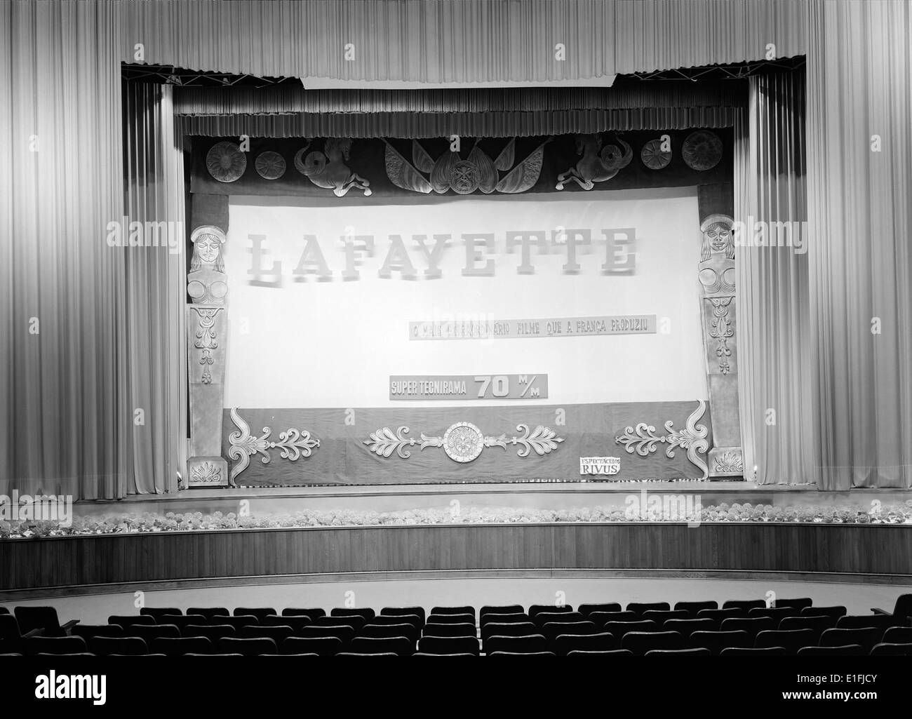 Ein Foto des Cine-Teatro Monumentals in Lissabon, Portugal, das seine historische Bedeutung als Kino- und Theaterstätte festlegt. Das Theater ist ein wichtiger Bestandteil der kulturellen Landschaft Lissabons. Stockfoto
